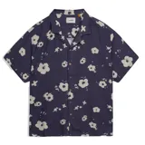 Camisa de manga corta Critical Slide Splatter Resort, color azul marino con estampado floral en tonos claros, cuello camisero y cierre frontal de botones.