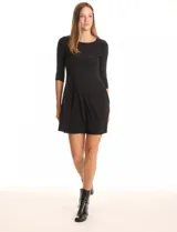 Vestido corto negro de seda fría, con escote redondo, mangas 3/4 y bolsillos laterales.