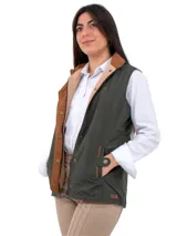 Chaleco azul marino con forro interior rojo, cuello alto y cierre frontal con botones dorados.