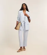 Pantalón celeste de corte recto, confeccionado en tejido de lino y viscosa. Presenta cintura elástica con lazo ajustable, bolsillos laterales y pliegues frontales.