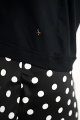 Remera negra de manga corta con escote en V y calce al cuerpo.