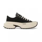 Championes Converse modelo Run Star Crush, color negro con plataforma alta y suela track dividida en tono crudo.