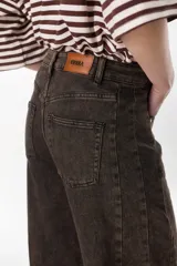 Pantalón jean color verde militar de corte balloon, tiro medio, con diseño abuchonado en las piernas y bolsillos laterales y traseros.