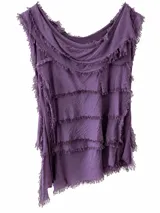Musculosa morada de viscosa con múltiples capas horizontales terminadas en flecos y diseño asimétrico.