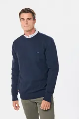 Buzo tejido de lana con escote redondo a la base y mangas largas. Presenta puños y ruedo acanalados, con un pequeño logo bordado en el pecho.