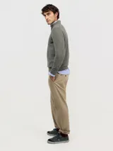 Pantalón chino de corte regular fit, confeccionado en gabardina con acabado desgastado. Presenta bolsillos laterales y traseros, con cierre de botón y cremallera.