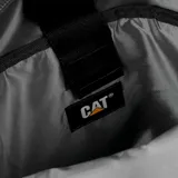 Bolso tipo morral de la marca Caterpillar, con diseño urbano y funcional. Presenta un estampado geométrico en tonos oscuros, compartimento principal con cierre, bolsillo frontal con cremallera, bolsillo trasero con velcro y correa ajustable para el hombro. Incluye logo de la marca en la parte superior y etiqueta lateral.