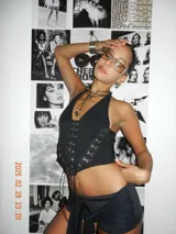 Top tipo corset negro con escote halter y cordones ajustables en el frente.