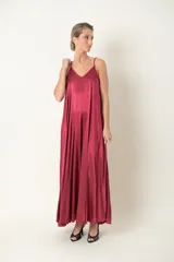 Vestido largo color gris plateado, de viscosa, con breteles finos y corte acampanado.