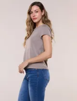 Remera celeste de manga corta, con cuello redondo y detalle calado en el rib del escote, de corte recto y ajuste cómodo.