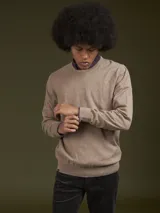 Camisa de manga larga color borgoña con estampado floral azul.