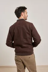 Campera bomber azul marino con cierre frontal y cuello, puños y cintura acanalados.