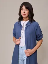 Vestido camisero largo de lino y algodón, color azul, con cuello camisero y botones frontales.