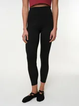Calza deportiva de talle alto y corte pescador, color negro, confeccionada en microfibra elastizada.