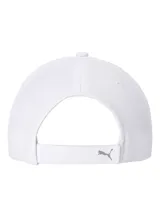 Gorro tipo gorra deportiva Puma, color negro con logo plateado reflectante en el frente y borde de la visera en color gris.