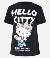 Remera negra de algodón con estampa de Hello Kitty sobre una patineta y texto "Skateboard the best street lifestyle".