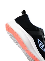 Championes deportivos de running Umbro modelo Volten para mujer, de color negro con suela blanca y base rosada, detalles en celeste y cordones negros.