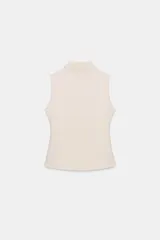 Camiseta sin mangas de corte ajustado con cuello subido, confeccionada en tejido liso.