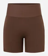 Bermuda deportiva tipo biker de la marca Get Over, confeccionada en microfibra de poliamida y elastano. Presenta una cintura ancha de tiro alto que brinda soporte y ajuste, costuras reforzadas y un práctico bolsillo lateral.