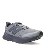 Championes de trail running New Balance modelo Garoe, en color gris con suela y detalles en azul marino. Confeccionados con capellada de malla transpirable y refuerzos sintéticos, cuentan con entresuela con tecnología Fresh Foam y suela con tacos para mayor tracción en terrenos difíciles.