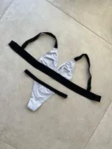 Conjunto de bikini gris con corpiño triangular sin taza, de algodón y lycra, con elástico personalizado y bombacha less.