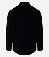 Camisa de hombre color verde oscuro, confeccionada en terciopelo, con cuello clásico, manga larga y dos bolsillos frontales con solapa y botón. Cierre frontal con botones.