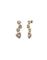 Pendientes colgantes dorados con cuatro cristales multicolores en forma triangular.