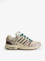 Championes Adidas Adistar Control 5 W, con diseño de running inspirado en los años 2000. Combinan tonos beige, marrones y detalles estampados tipo animal print con efecto de pelo, cordones verde oscuro y las icónicas tres tiras de la marca en los laterales.