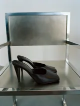 Zapato destalonado de cuero caprino con diseño de punta cuadrada y tacón tipo embudo de 8 cm.