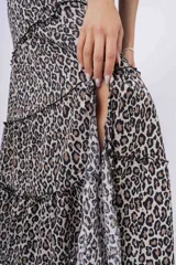 Falda larga de animal print con volados y cintura alta con cinturón con tachas.