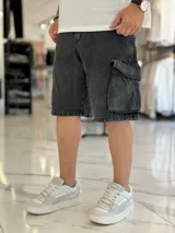 Bermuda cargo de jean color celeste con lavado ácido, corte oversize y bolsillos laterales con solapa.