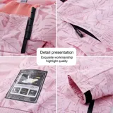 Campera cortaviento impermeable de la marca Uniteduy, color negro con estampado sutil de hojas. Cuenta con capucha, cierre frontal, tres bolsillos externos y uno interno. Es una prenda ultra liviana y transpirable, ideal para actividades al aire libre.