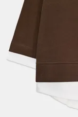Sudadera de algodón color marrón con efecto doble capa, con cuello redondo y detalles en tejido blanco a contraste en las mangas y el bajo asimétrico.