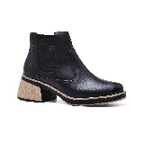 Botín de cuero negro con elástico en los laterales, taco cuadrado color beige y suela track.