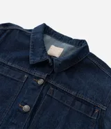 Campera de jean color azul oscuro, con diseño cropped, cuello clásico, mangas largas, cierre frontal con botones y dos bolsillos frontales grandes.