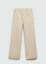 Pantalon de corte recto confeccionado en 100% algodón, con cintura elástica y cierre de lazo ajustable. Cuenta con bolsillos tipo cargo en los laterales y bolsillos de parche en la parte posterior.