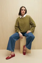 Sweater blanco de tejido de punto calado con escote redondo y mangas anchas.