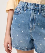 Short de jean color azul con corte evasé y bordado de lunares blancos en toda la prenda. Cuenta con pasacintos, bolsillos delanteros y traseros.