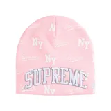 Gorro de lana tipo beanie color rosa con estampado monograma de logotipos Supreme y NY en blanco. Presenta un bordado frontal grande con la palabra Supreme en letras blancas con borde gris.