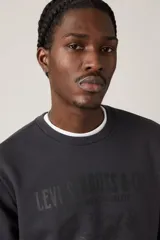 Buzo de cuello redondo color gris oscuro, con logo de Levi Strauss & Co. en relieve en el frente.