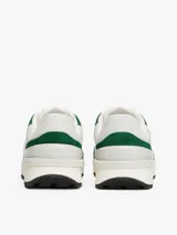 Zapatillas Tommy Jeans de corte bajo, color blanco con detalles en verde. Capellada de ante y malla, con logo de la marca en el lateral. Suela de goma dentada.