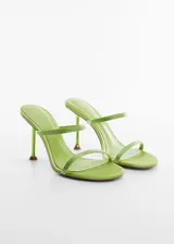 Sandalia de tacón de aguja en color verde lima, con diseño de tiras finas adornadas con strass. Presenta punta redonda y estilo destalonado.