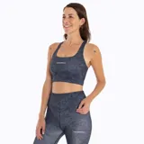 Top deportivo Merrell Savannah Bra de color gris con estampado sutil, escote redondo y tirantes anchos. Presenta el logo de la marca estampado en el frente.