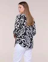 Blusa Zac & Rachel de gasa estampada con patrón multicolor, cuello mao con escote en V y botones frontales. Cuenta con detalles plisados en el frente y mangas largas con sistema para ajustar.