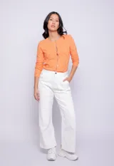 Cardigan verde agua de tejido de punto con tramado en forma de zigzag y botones nacarados. Es de manga larga y cuello a la base.