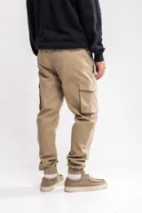 Pantalón jogger cargo color verde militar, confeccionado en gabardina.