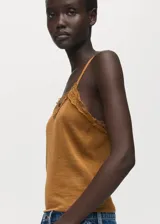 Top mustasa de tejido de punto fino con mezcla de lana, diseño entallado, tirantes finos, cuello escotado y delicados ribetes de encaje.