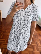 Camisón de tela acanalada blanca con estampado floral en azul marino, de manga corta y escote con botones frontales.