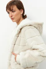 Campera de peluche negra con capucha y corderito en el interior, de fit relajado.