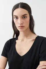 Remera verde de algodón con escote en V y mangas cortas.